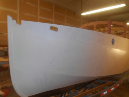 Forecabin sides primed. Desperately need trim.