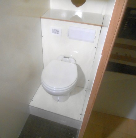 The Raritan Marine Elegance Head